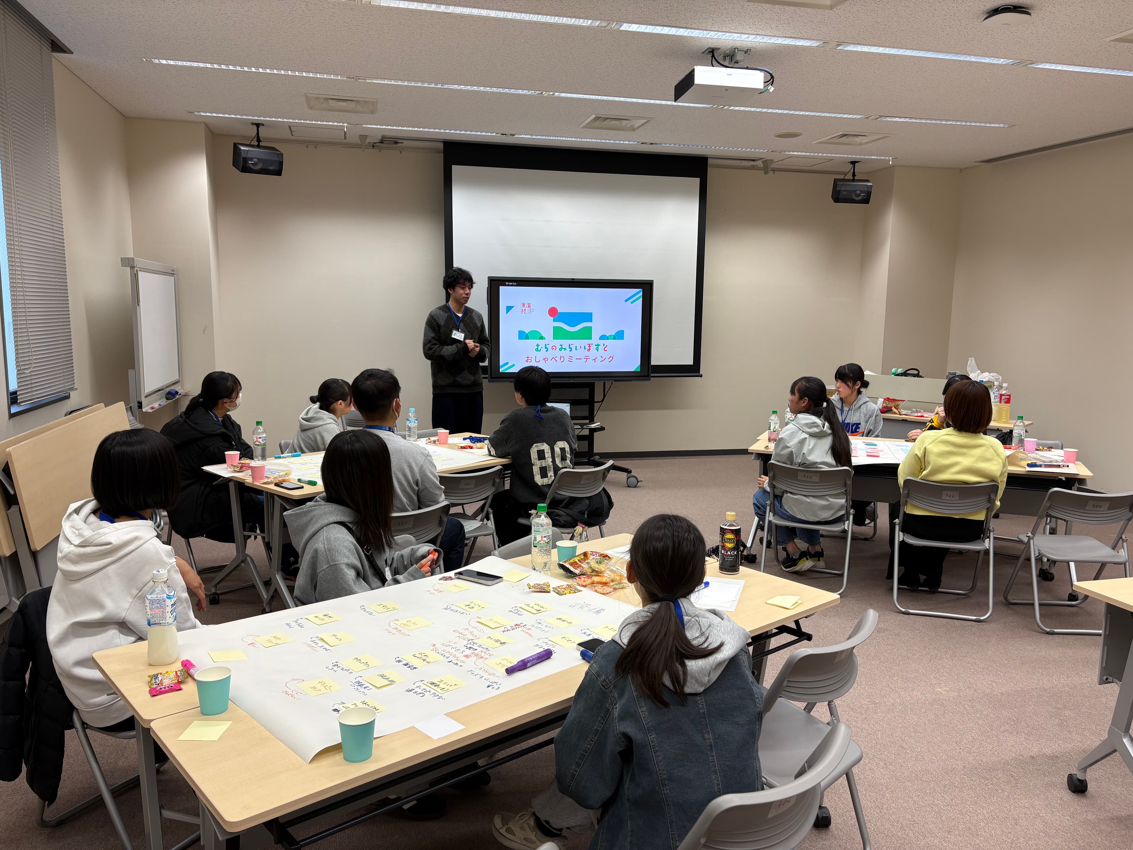 声を集める場づくりから、意見整理、活用の設計まで支援します。